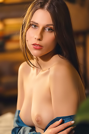 Nude Smiling Beauty Amber Slassh